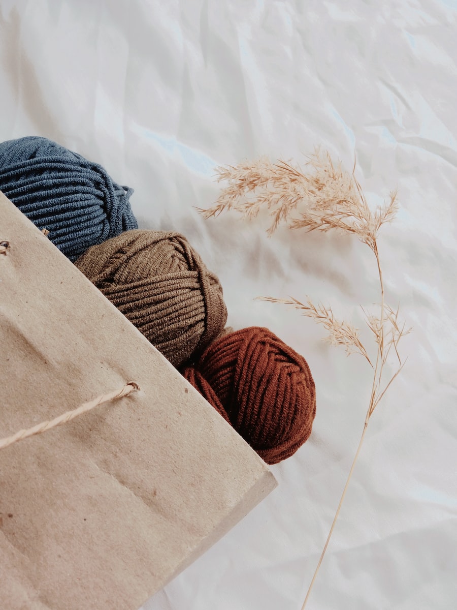 Photo par Annisa Ica blue, brown, and orange yarn threads